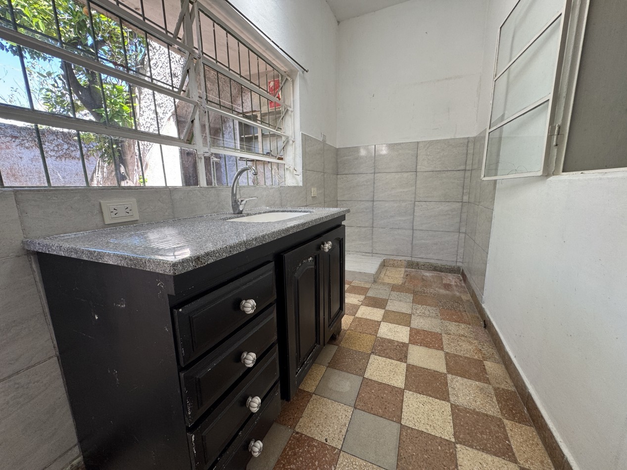 En venta dos propiedades casa un dormitorio mas departamento de un dormitorio .Cochera . Zona centro !