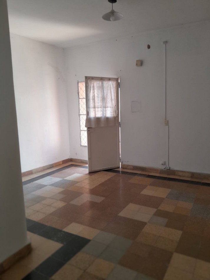 En venta dos propiedades casa un dormitorio mas departamento de un dormitorio .Cochera . Zona centro !