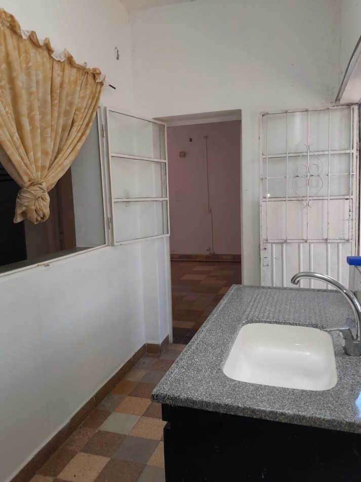 En venta dos propiedades casa un dormitorio mas departamento de un dormitorio .Cochera . Zona centro !