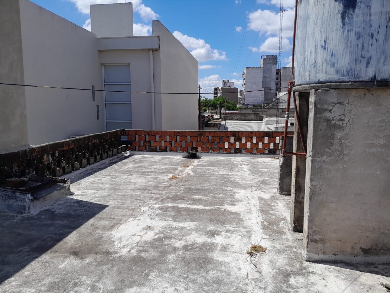En venta dos propiedades casa un dormitorio mas departamento de un dormitorio .Cochera . Zona centro !