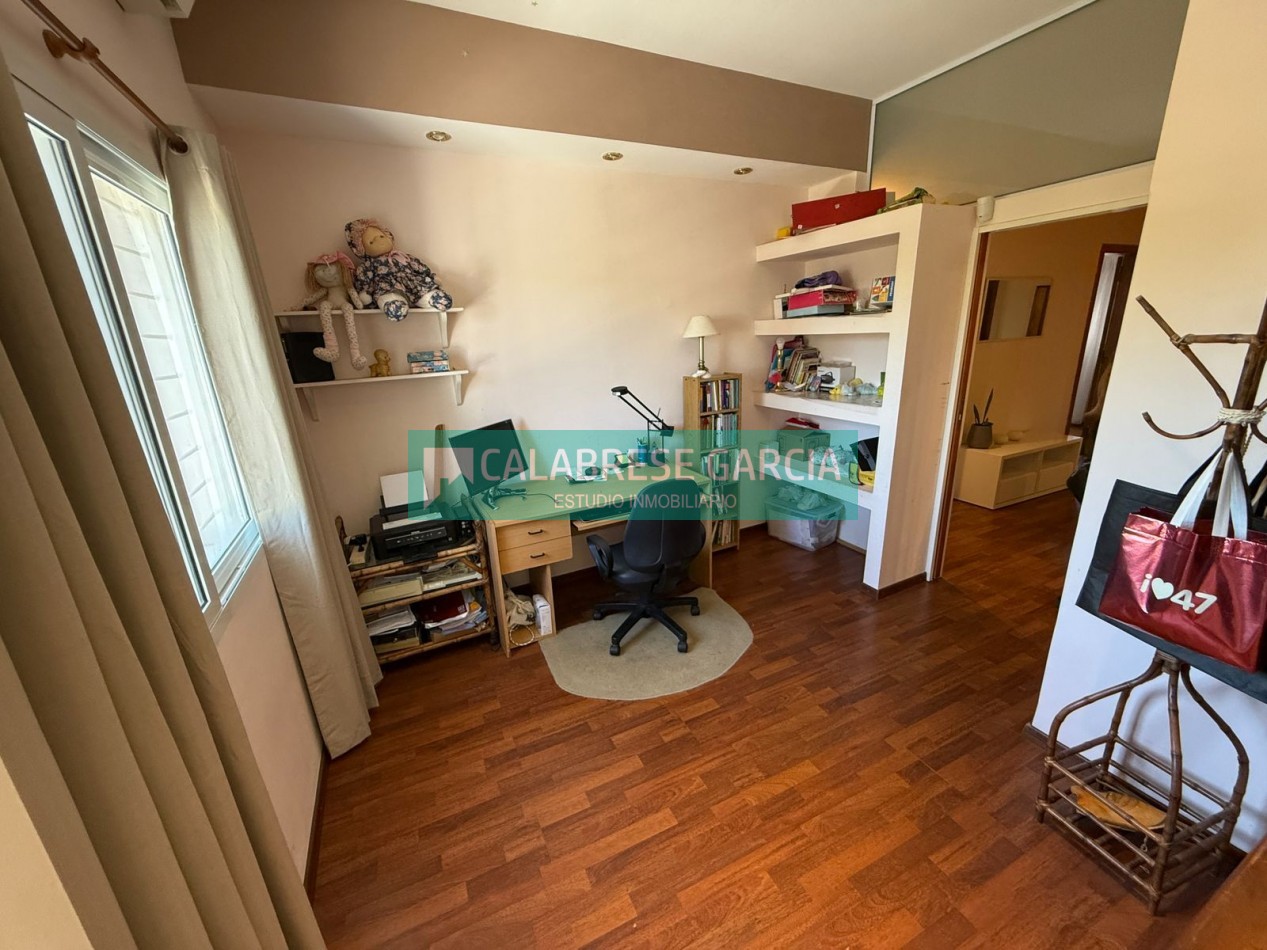 En venta casa zona centro parque , cochera, patio verde !