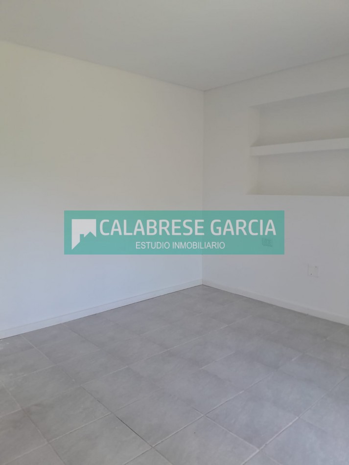 En venta casa dos dormitorios zona centro , cochera, patio verde ! 
