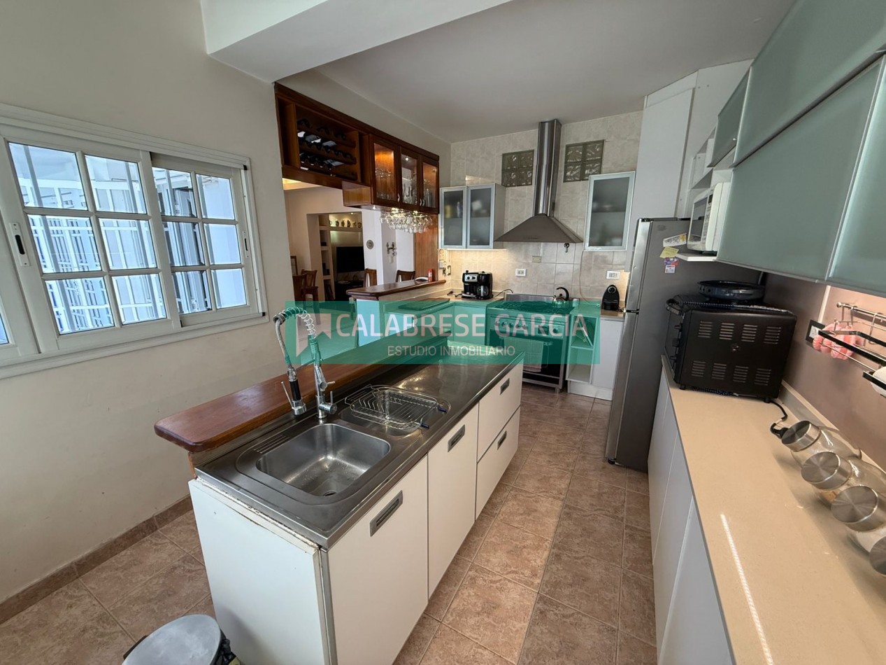 En venta casa zona centro parque , cochera, patio verde !