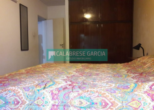 SE VENDE CASA ZONA CENTRO CON COCHERA Y JARDIN VERDE