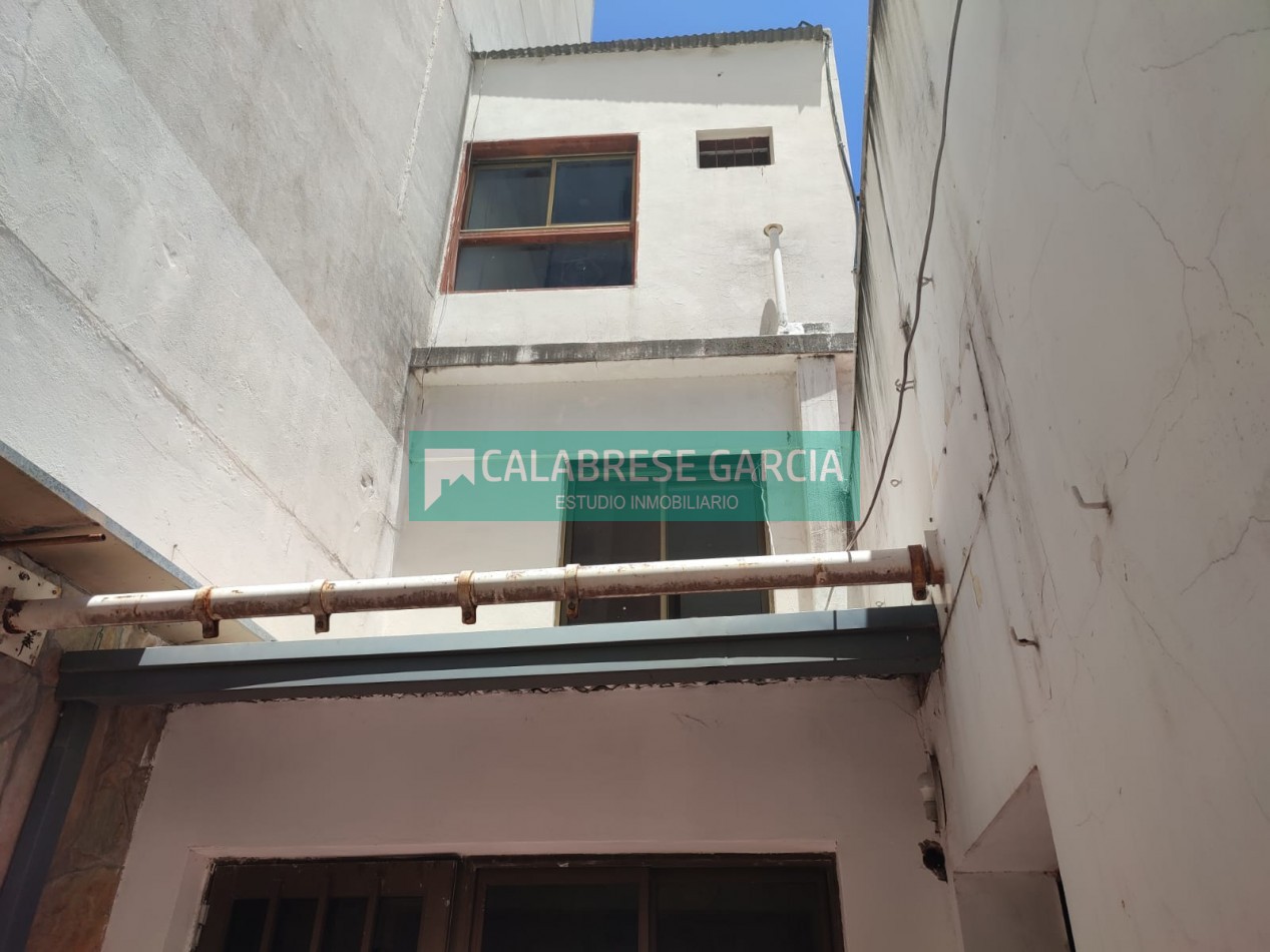 RETASADO ! IMPERDIBLE OPORTUNIDAD VENDO CASA A METROS DE LA PLAZA DE MAYO Y PEATONAL APTA CREDITO