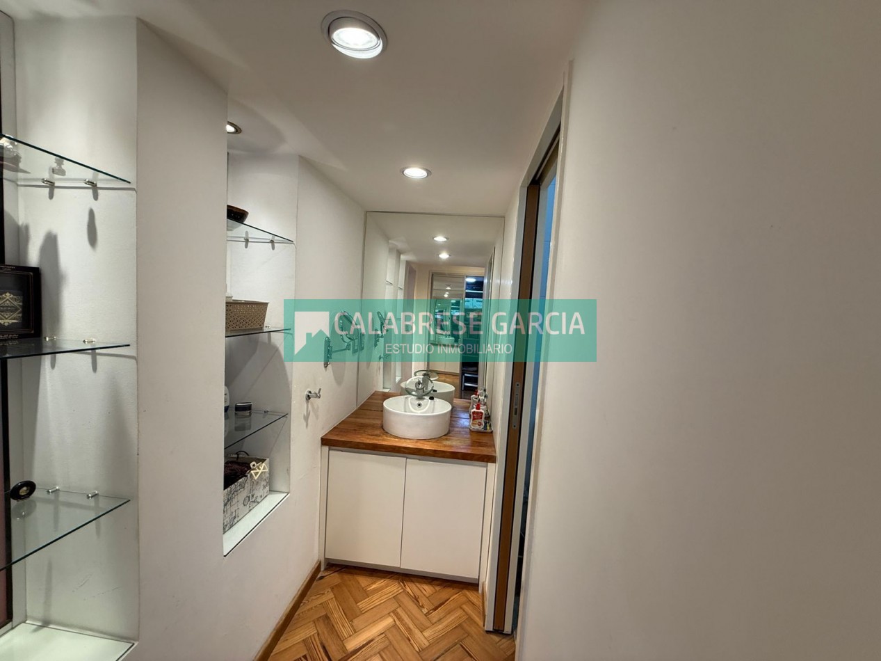 En venta casa zona centro parque , cochera, patio verde !