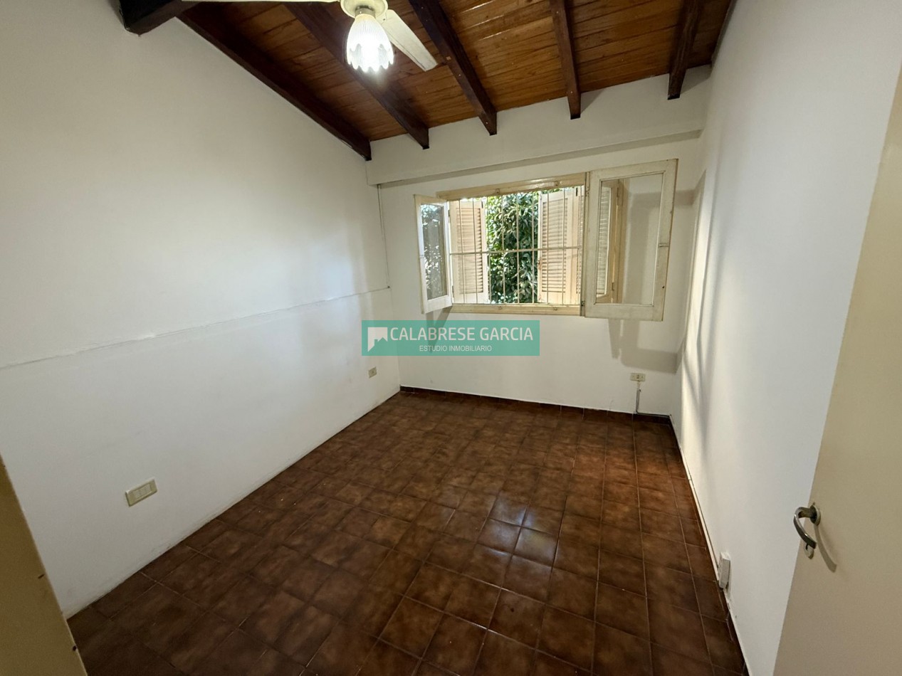 Se alquila casa de tres dormitorios 