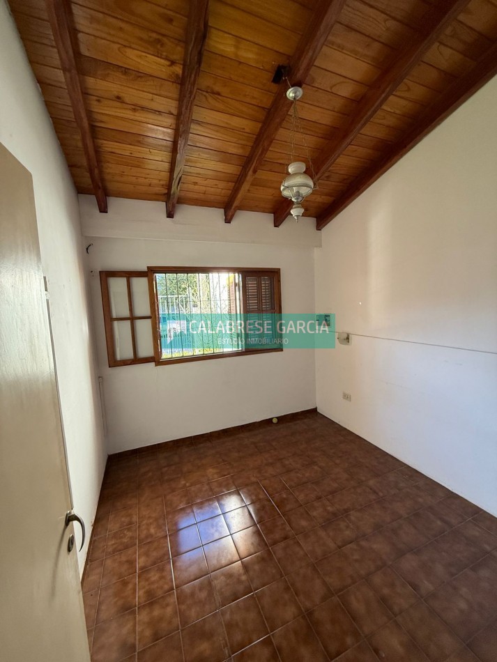 Se alquila casa de tres dormitorios 