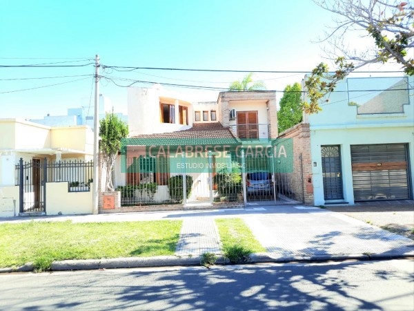 SE VENDE CASA ZONA CENTRO-PARQUE