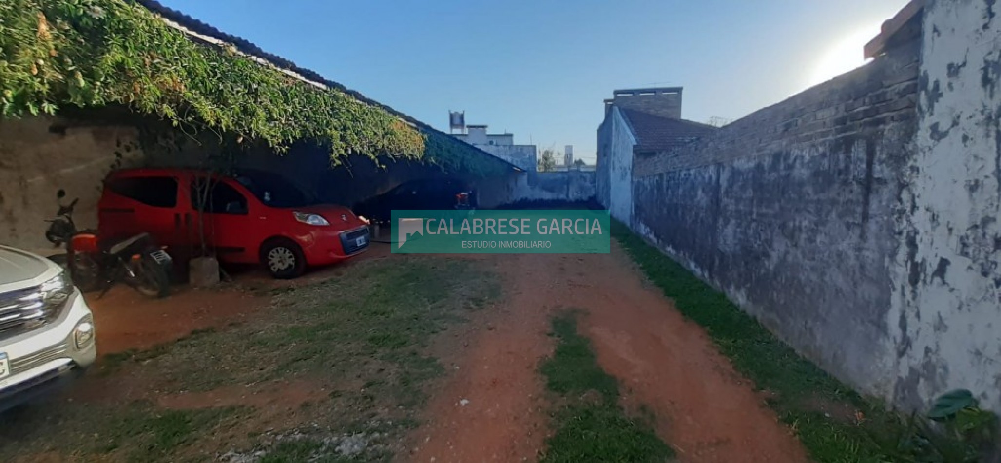 En venta casa zona barrio mercantil , dos dormitorios, dos baños, amplio terreno !