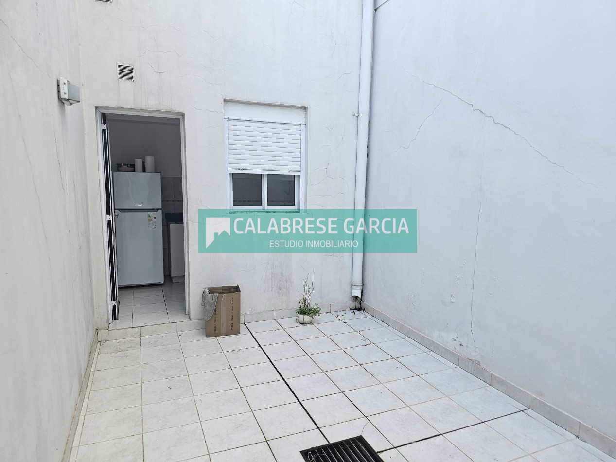 En venta monoambiente , zona centro , dos patios , cocina separada !