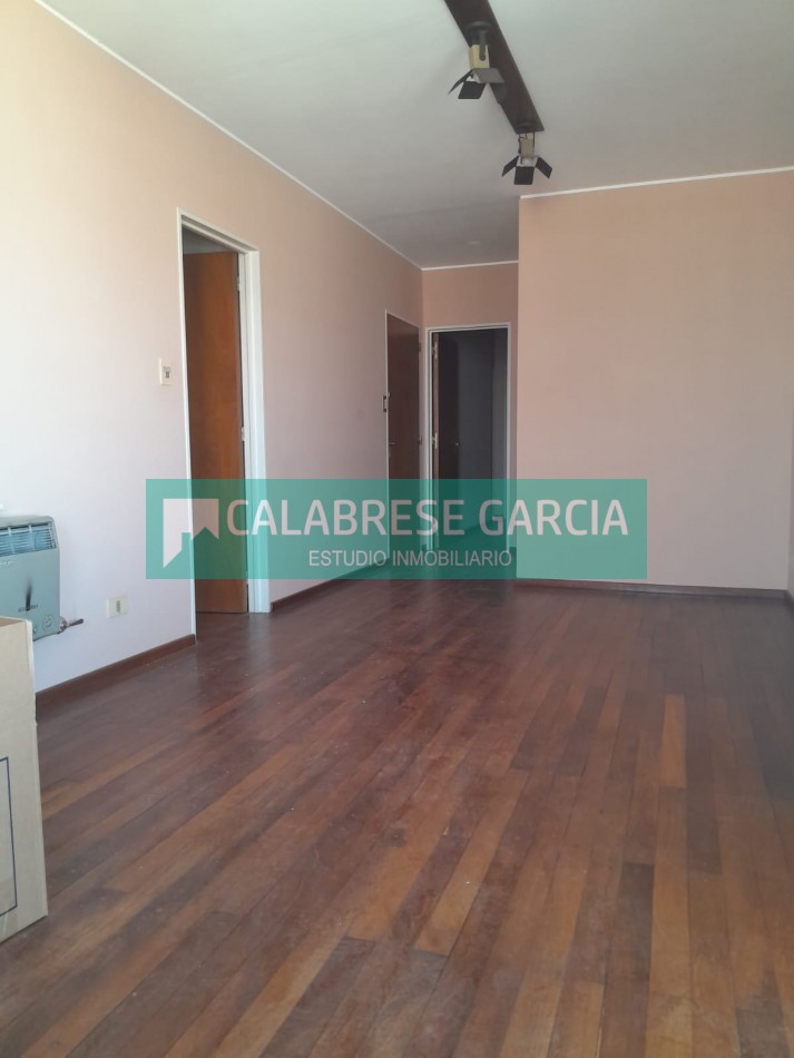 Piso en zona centro tres dormitorios , dos baños , dos cocheras techadas !