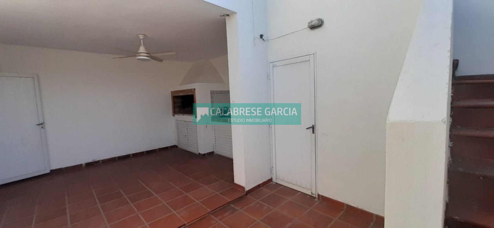 En venta casa zona barrio mercantil , dos dormitorios, dos baños, amplio terreno !