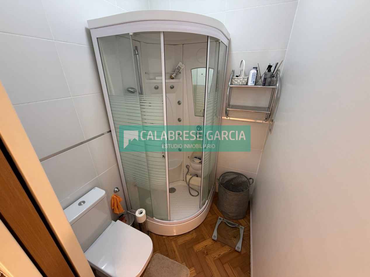 En venta casa zona centro parque , cochera, patio verde !