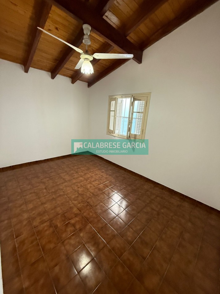 Se alquila casa de tres dormitorios 