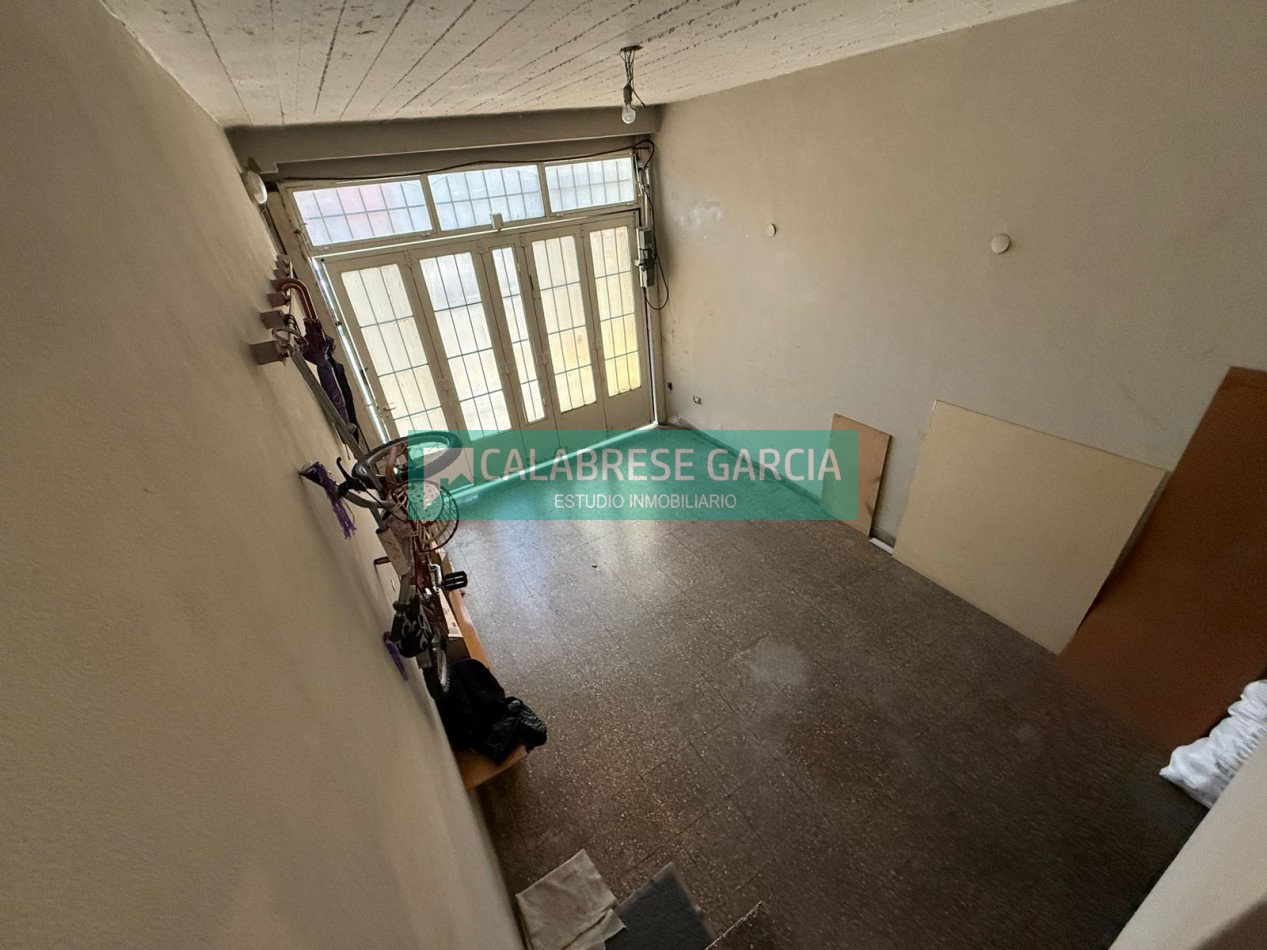 En venta casa zona centro parque , cochera, patio verde !