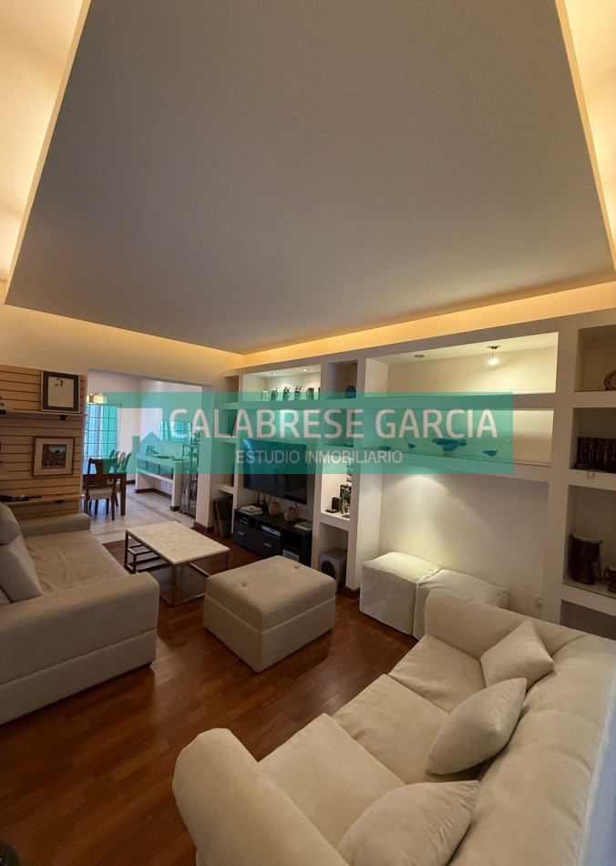 En venta casa zona centro parque , cochera, patio verde !