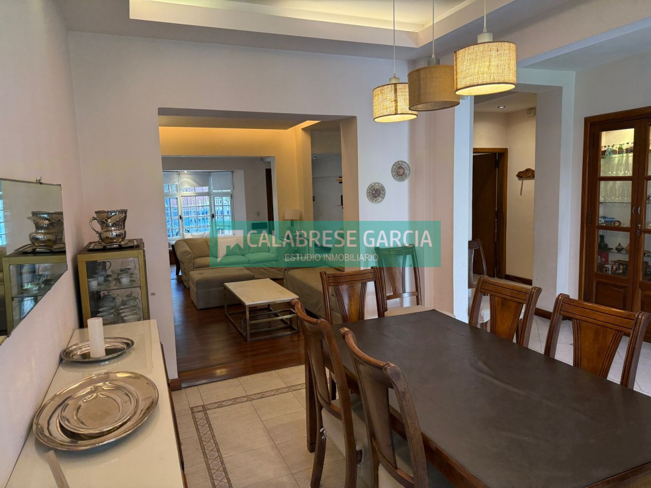 En venta casa zona centro parque , cochera, patio verde !