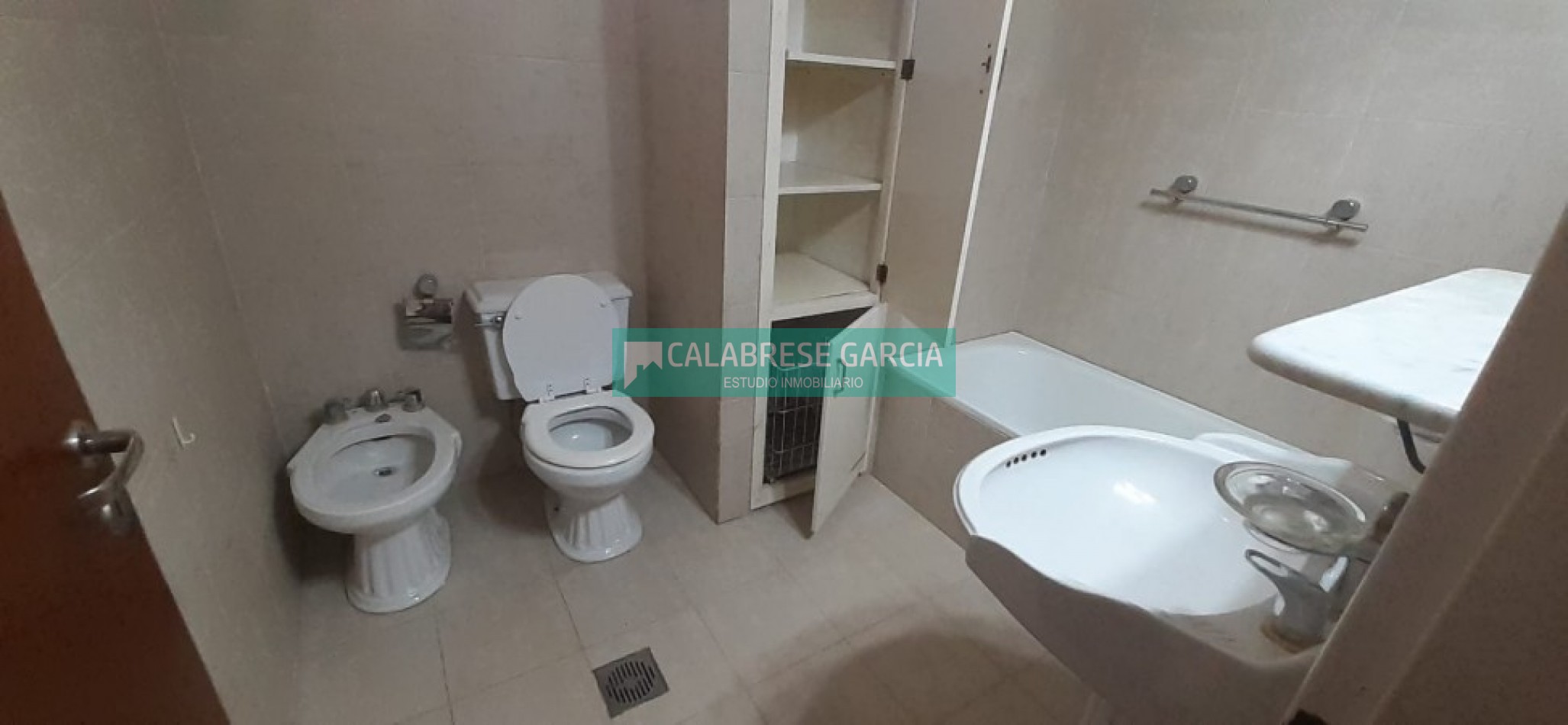 En venta casa zona barrio mercantil , dos dormitorios, dos baños, amplio terreno !