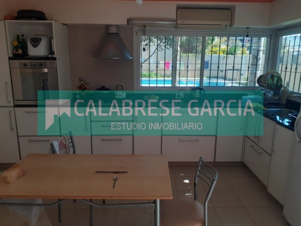 SE VENDE CASA ZONA CENTRO PARQUE CON PISCINA 