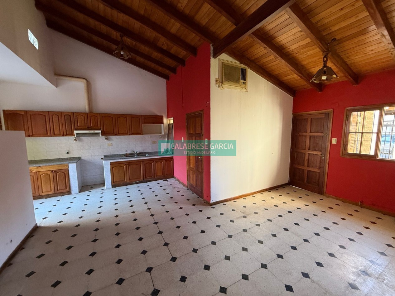 Se alquila casa de tres dormitorios 