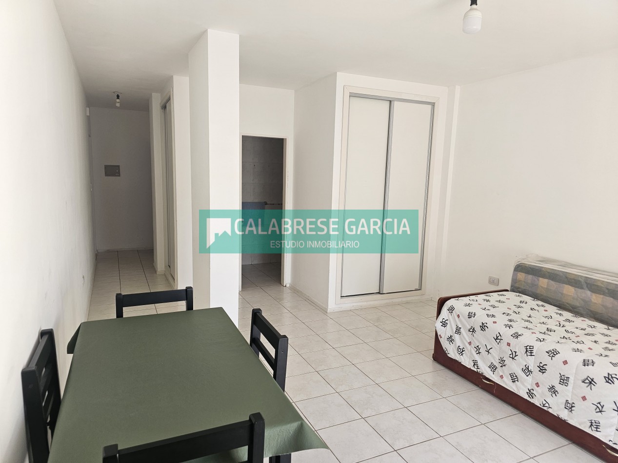 En venta monoambiente , zona centro , dos patios , cocina separada !