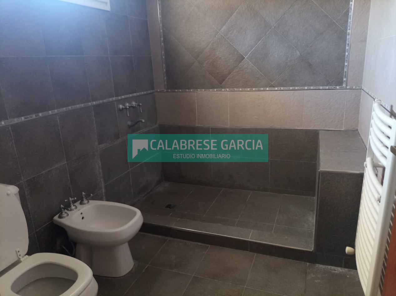 Alquiler casa zona centro tres dormitorios , cochera, fondo , piscina ! 