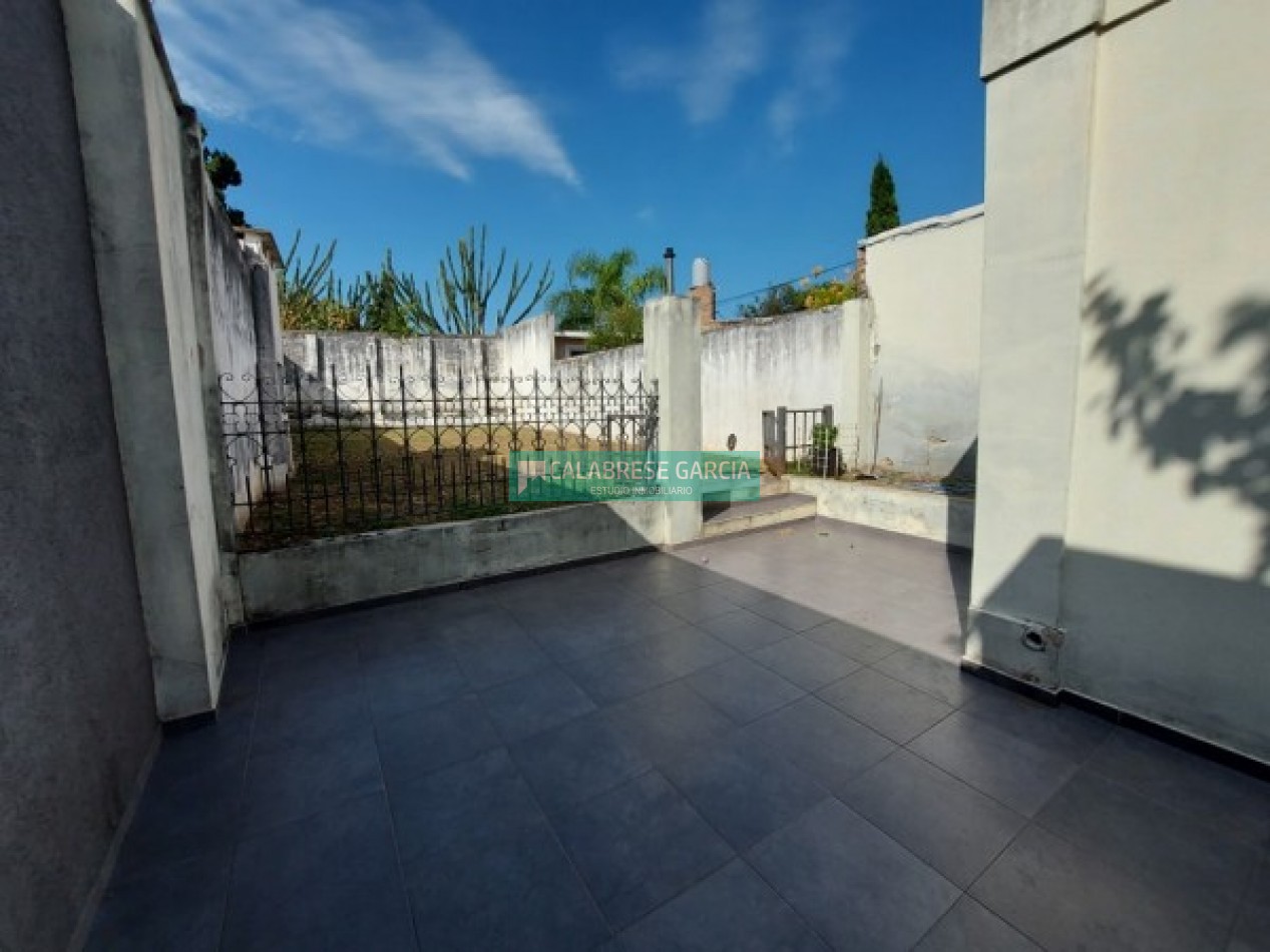 SE VENDE CASA ZONA CENTRO CON COCHERA Y JARDIN VERDE