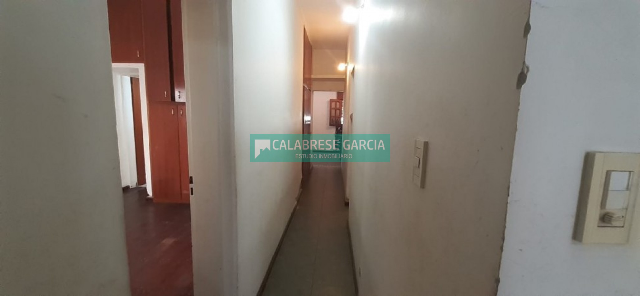 En venta casa zona barrio mercantil , dos dormitorios, dos baños, amplio terreno !