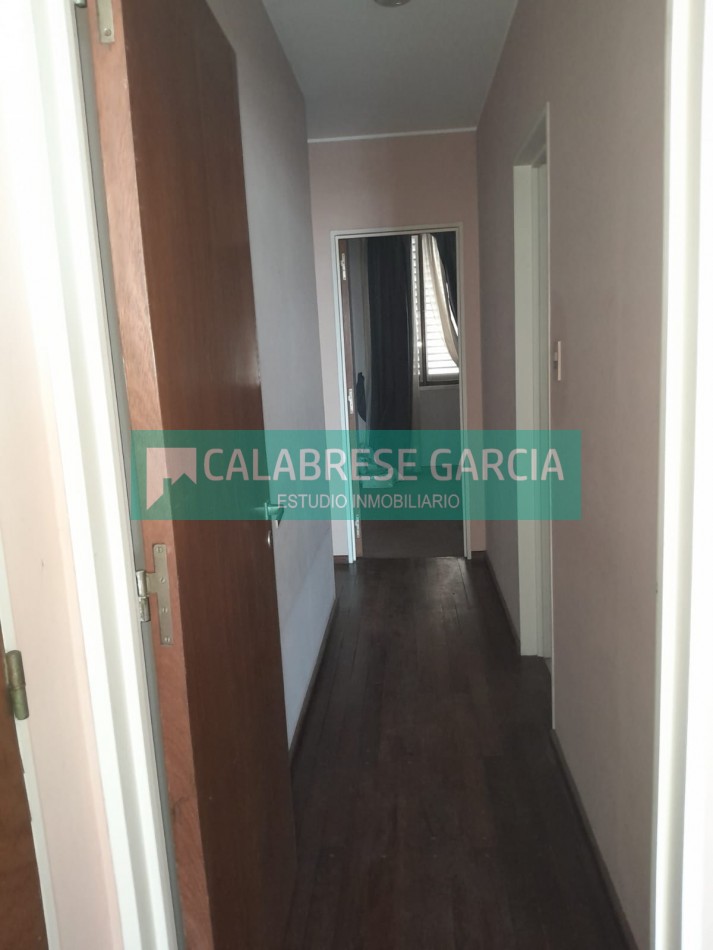 Piso en zona centro tres dormitorios , dos baños , dos cocheras techadas !