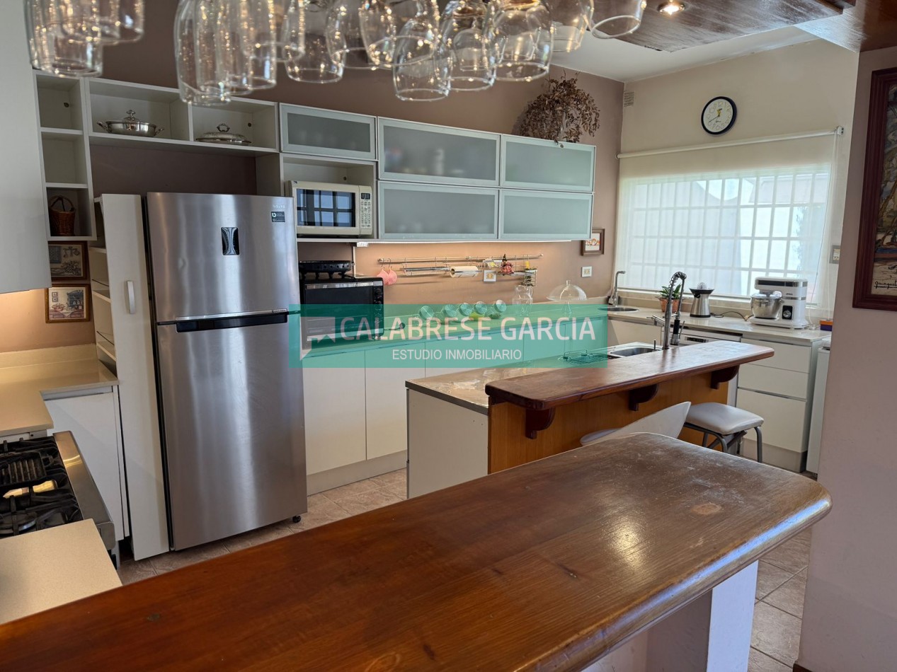 En venta casa zona centro parque , cochera, patio verde !