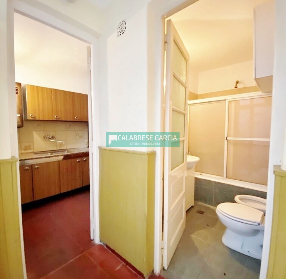 EN VENTA CASA EN EL CENTRO DE LA CIUDAD DOS DORMITORIOS