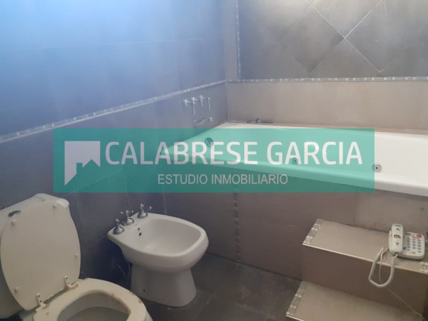 SE VENDE CASA ZONA CENTRO PARQUE CON PISCINA 