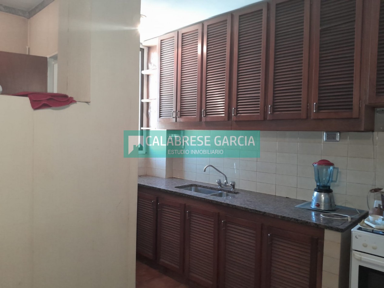 Piso en zona centro tres dormitorios , dos baños , dos cocheras techadas !