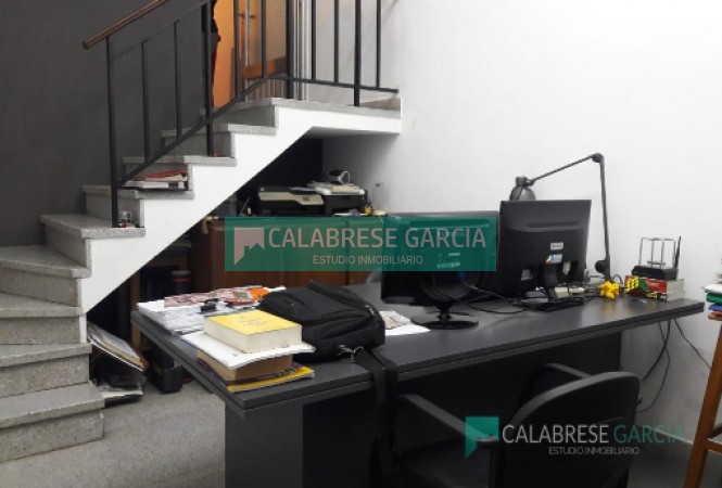 SE VENDE CASA ZONA CENTRO CON COCHERA Y JARDIN VERDE