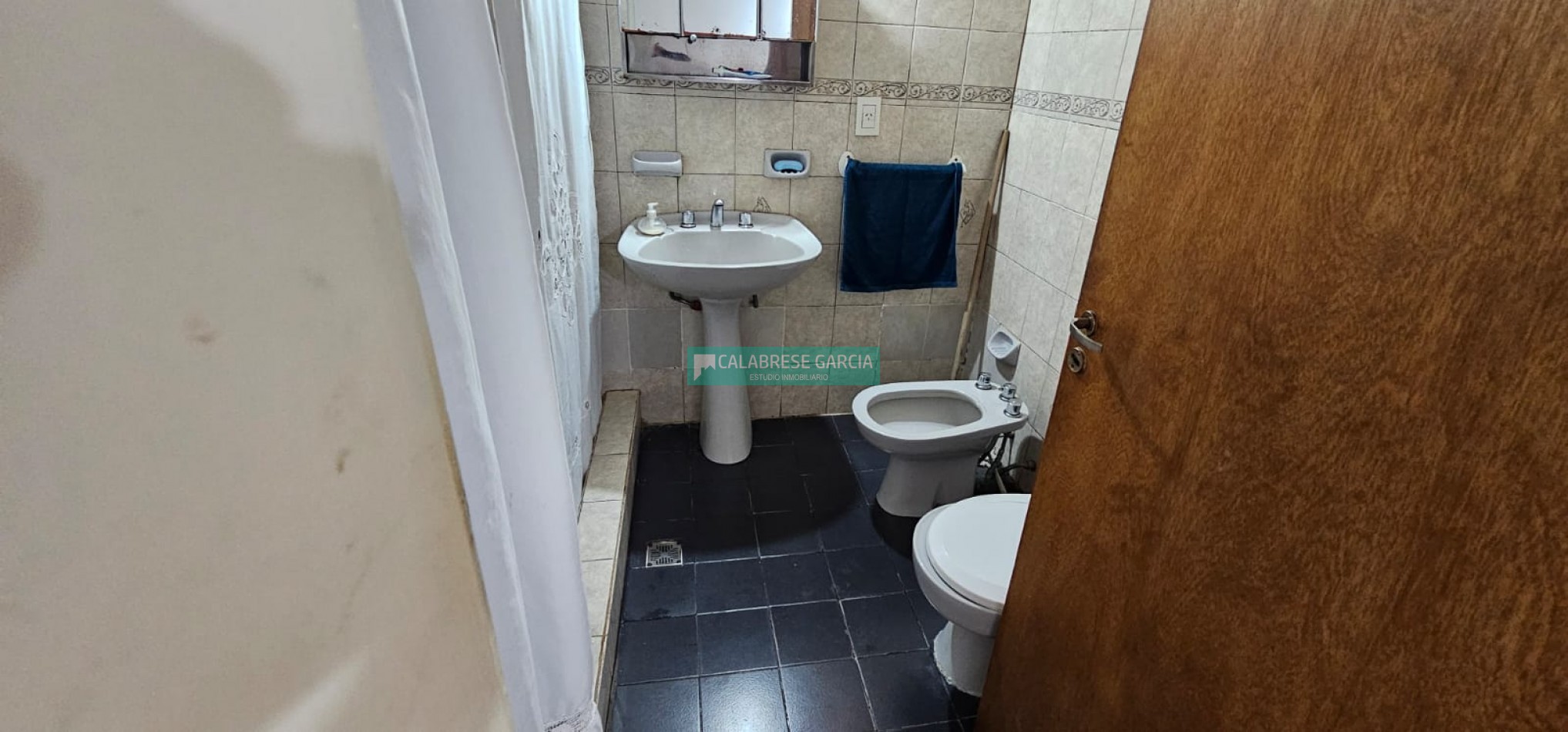 SE VENDE CASA DE TRES DORMITORIOS EN UNA PLANTA ZONA SANTA TERESITA