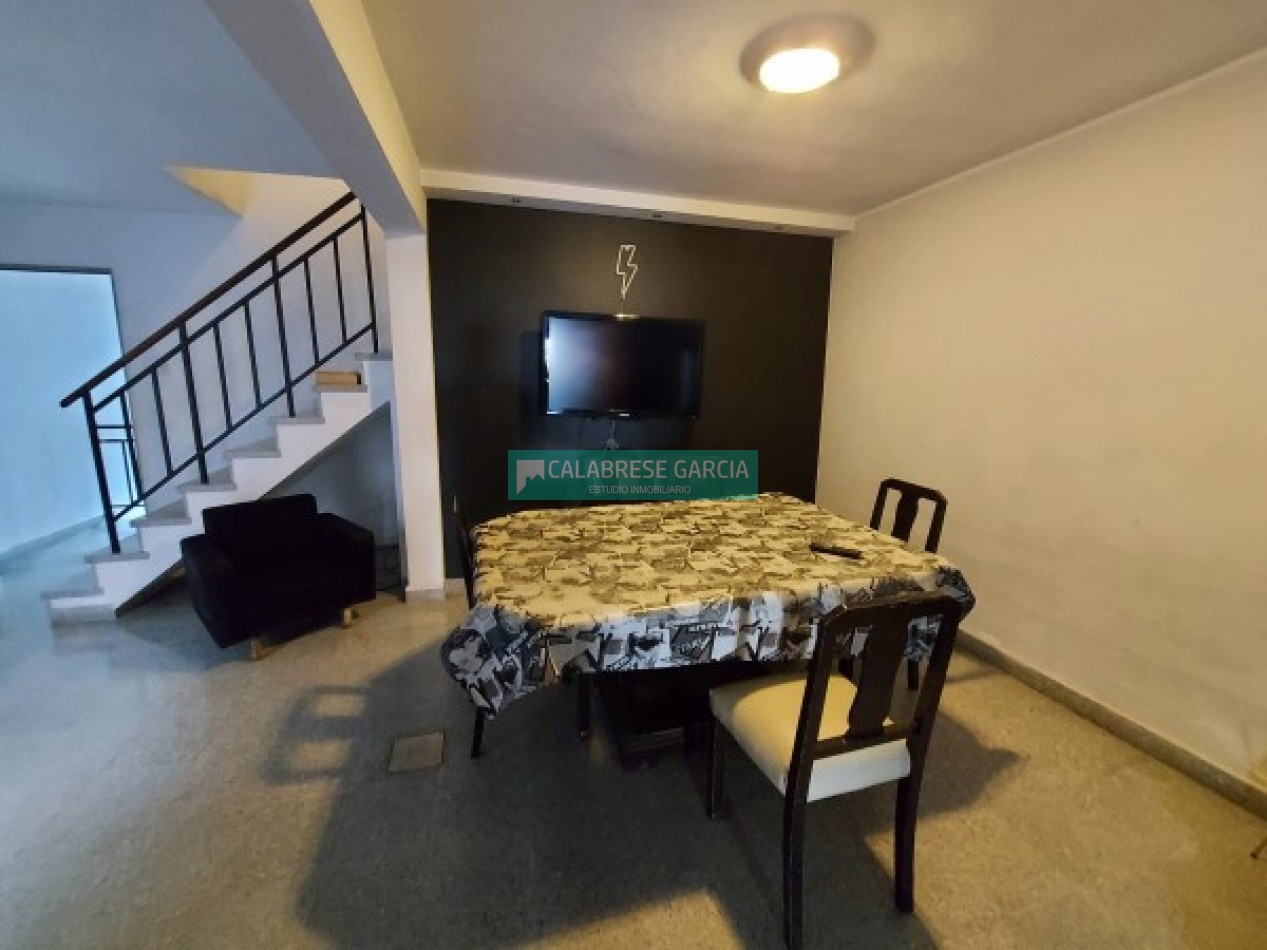 SE VENDE CASA ZONA CENTRO CON COCHERA Y JARDIN VERDE