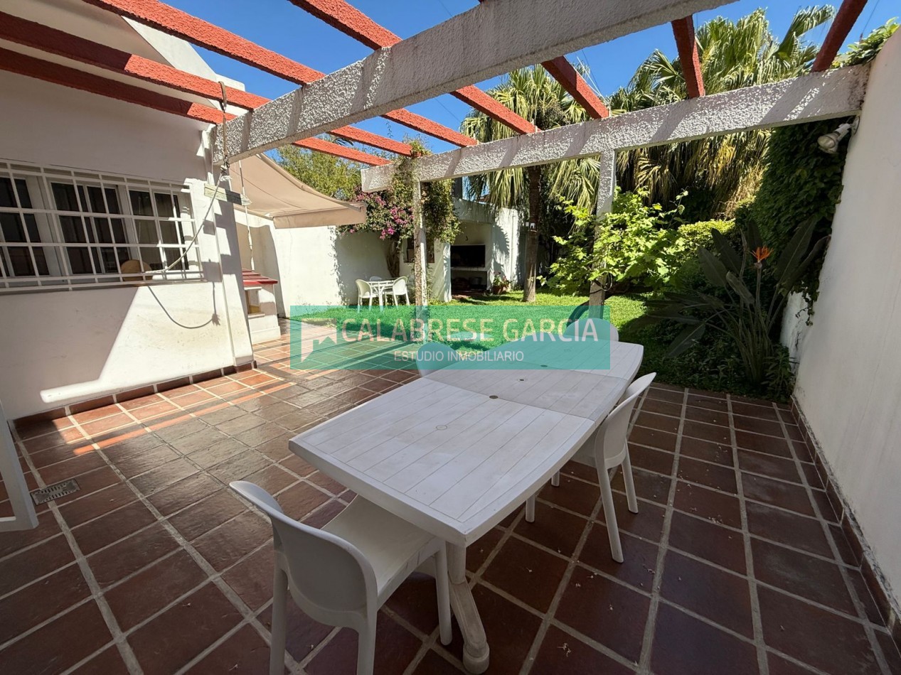 En venta casa zona centro parque , cochera, patio verde !