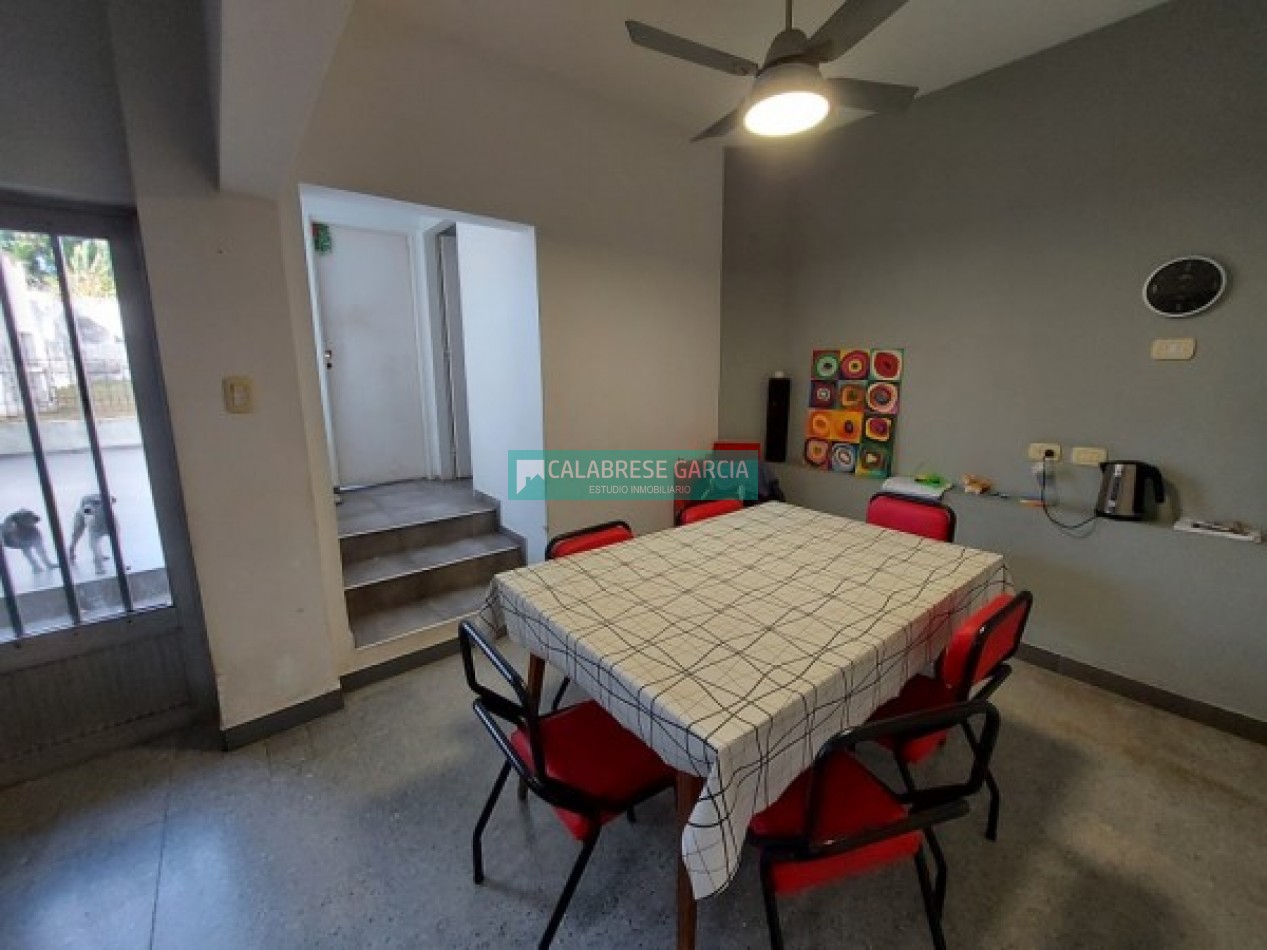 SE VENDE CASA ZONA CENTRO CON COCHERA Y JARDIN VERDE