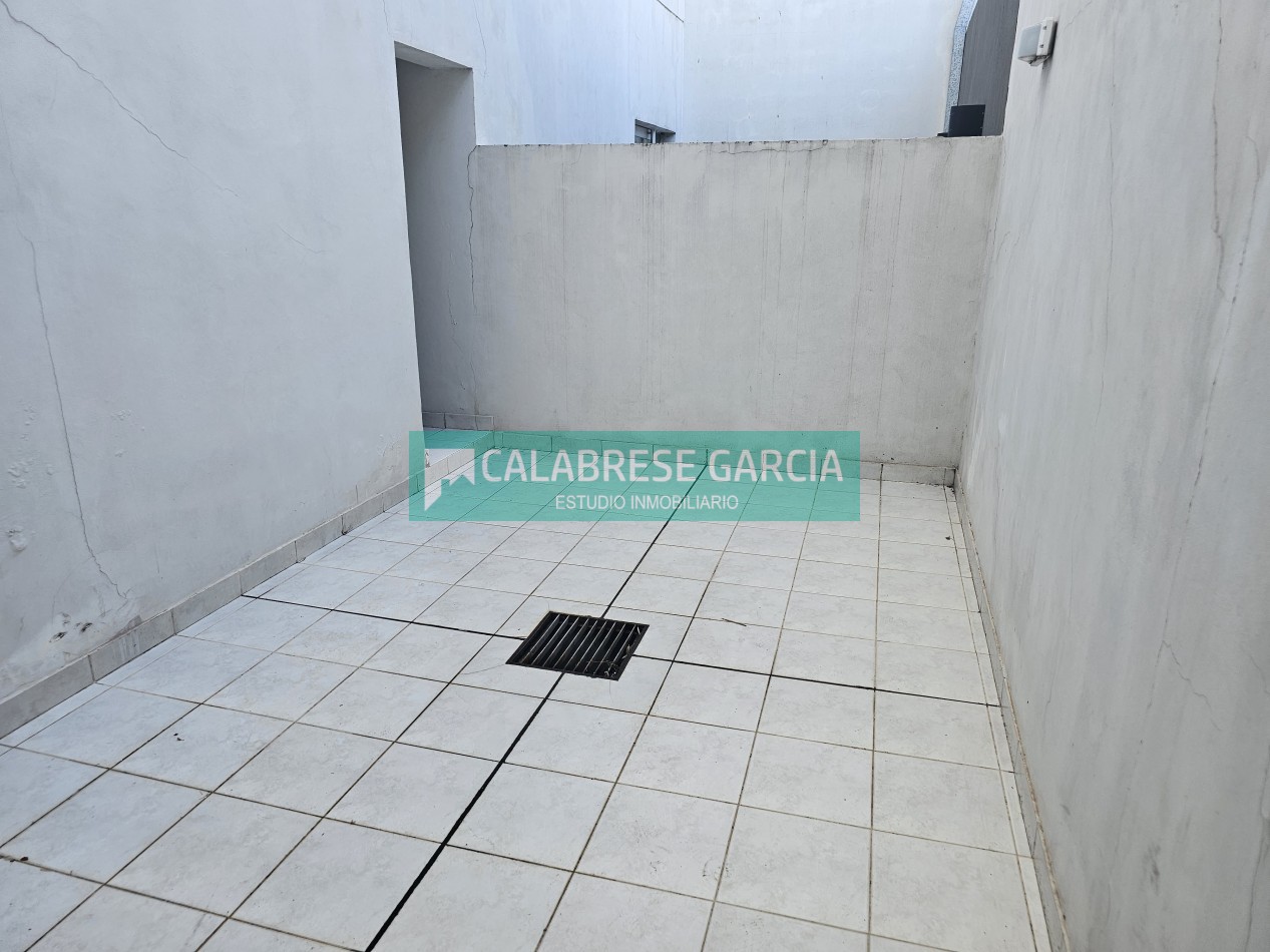 En venta monoambiente , zona centro , dos patios , cocina separada !