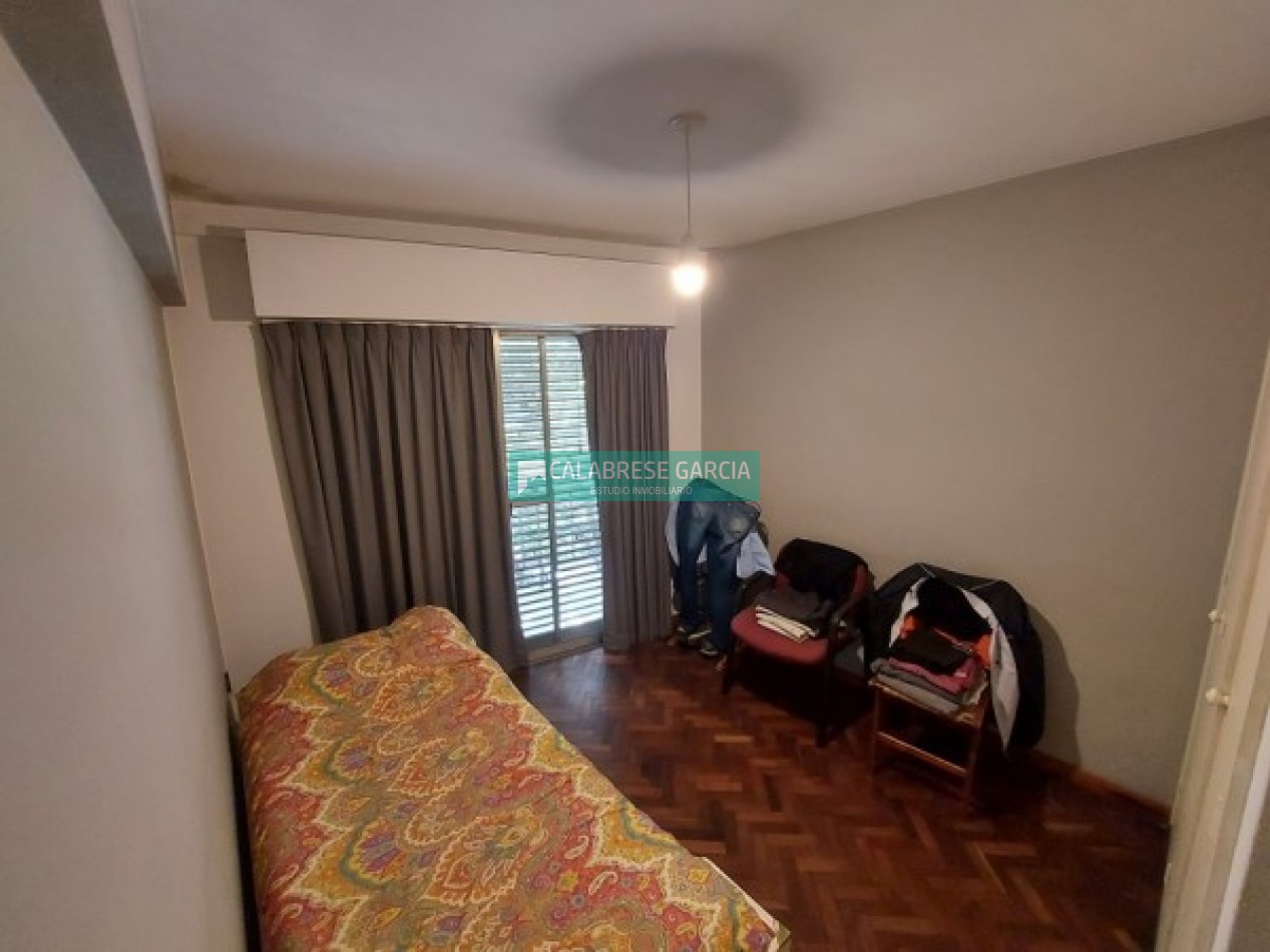 SE VENDE CASA ZONA CENTRO CON COCHERA Y JARDIN VERDE