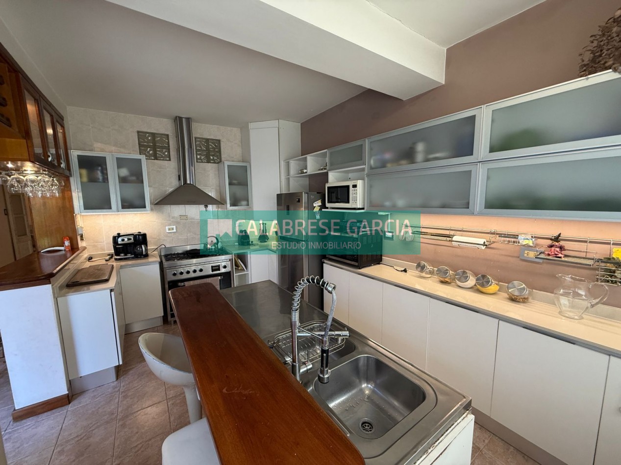 En venta casa zona centro parque , cochera, patio verde !