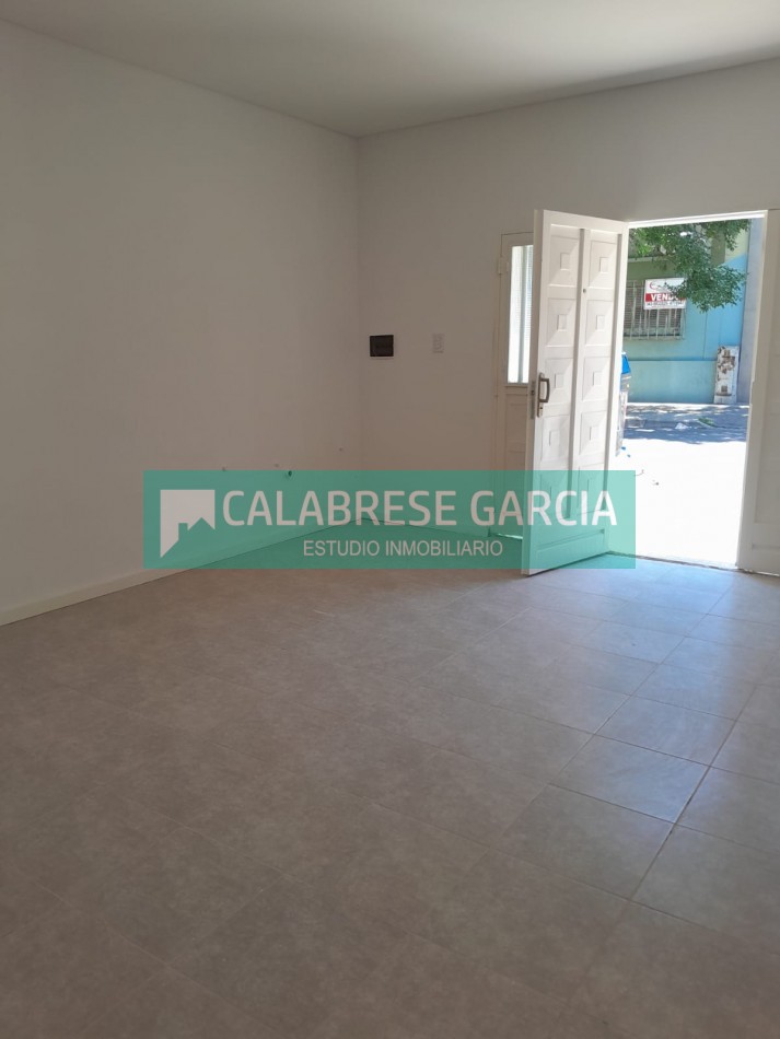 En venta casa dos dormitorios zona centro , cochera, patio verde ! 