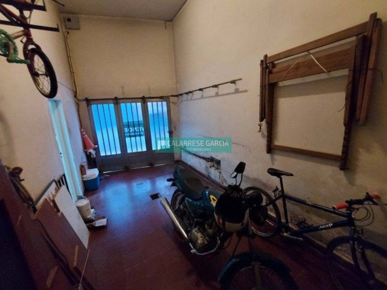 SE VENDE CASA ZONA CENTRO CON COCHERA Y JARDIN VERDE