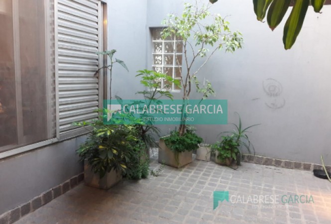 SE VENDE CASA ZONA CENTRO CON COCHERA Y JARDIN VERDE