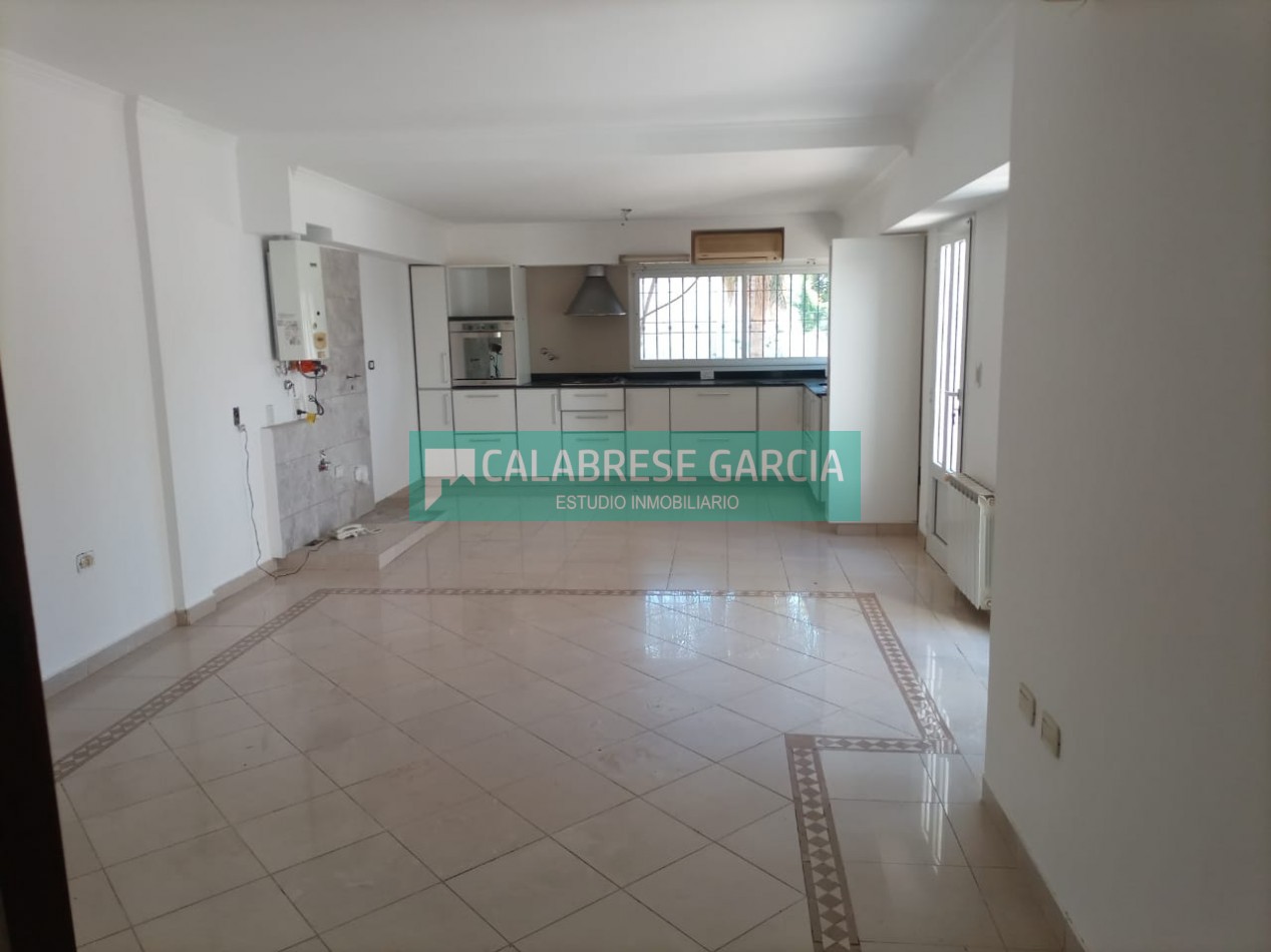 Alquiler casa zona centro tres dormitorios , cochera, fondo , piscina ! 