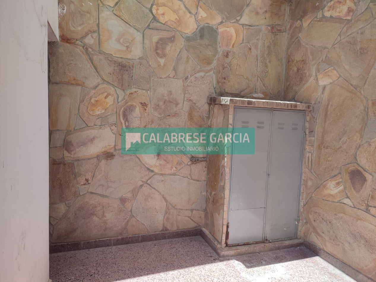 RETASADO ! IMPERDIBLE OPORTUNIDAD VENDO CASA A METROS DE LA PLAZA DE MAYO Y PEATONAL APTA CREDITO