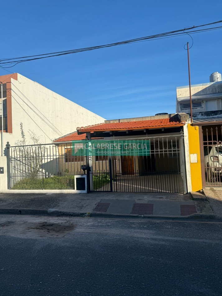 Se alquila casa de tres dormitorios 