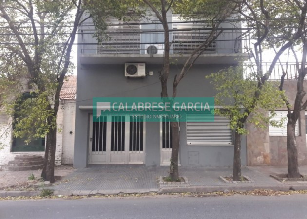 SE VENDE CASA ZONA CENTRO CON COCHERA Y JARDIN VERDE
