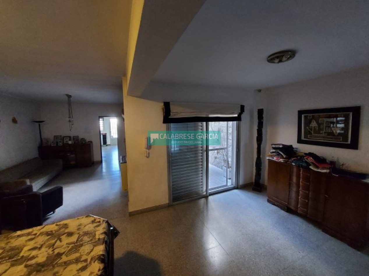 SE VENDE CASA ZONA CENTRO CON COCHERA Y JARDIN VERDE